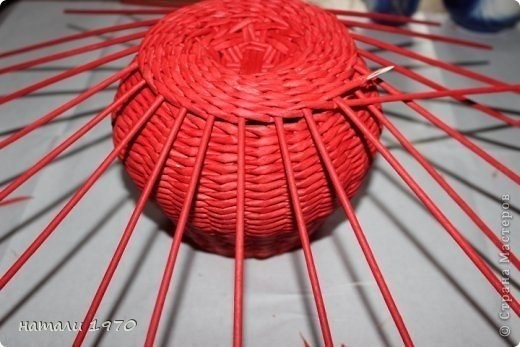 МК клубники из газетных трубочек.