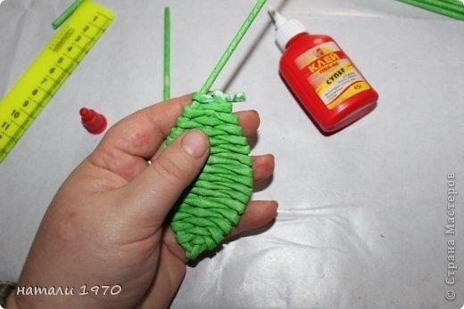 МК клубники из газетных трубочек.