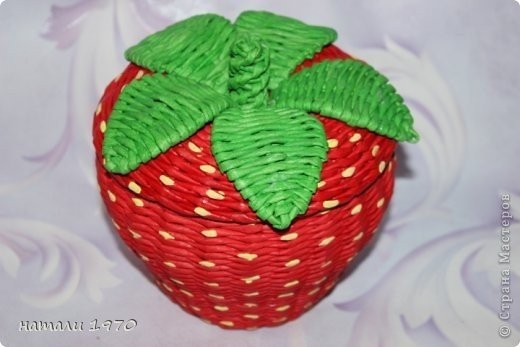 МК клубники из газетных трубочек.