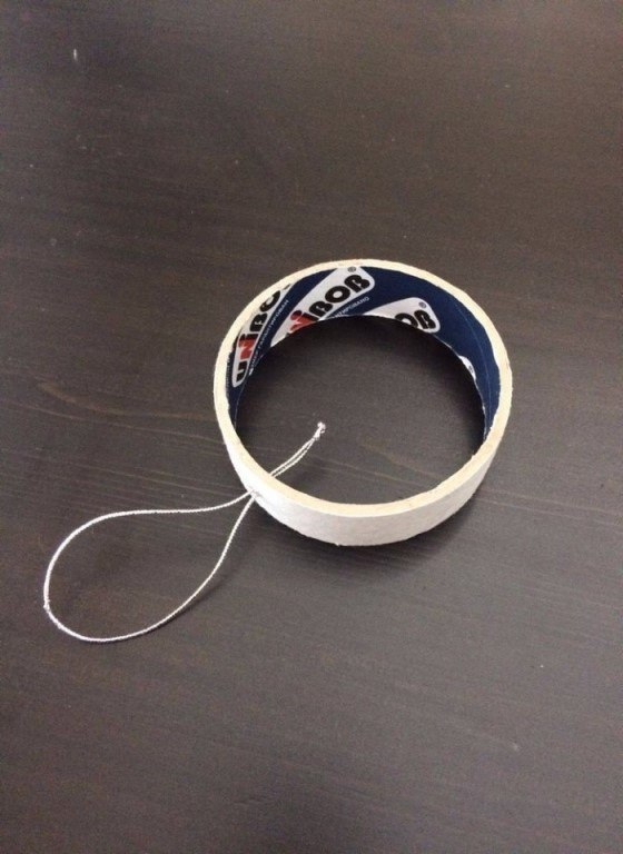 Отличное украшение для ёлки - игрушка На лесной опушке из бобины от скотча