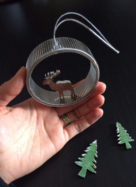 Отличное украшение для ёлки - игрушка На лесной опушке из бобины от скотча