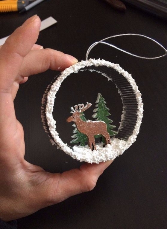 Отличное украшение для ёлки - игрушка На лесной опушке из бобины от скотча