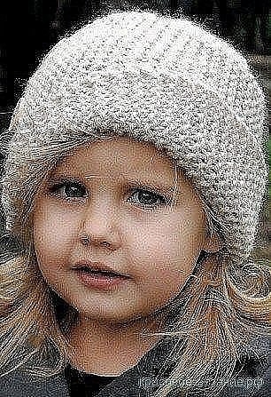 Оригинальная шапочка спицами