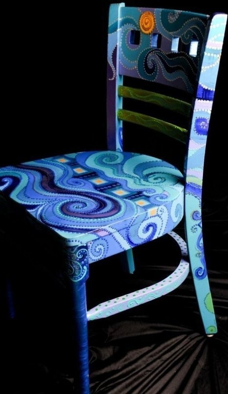 Яркие и красочные стулья