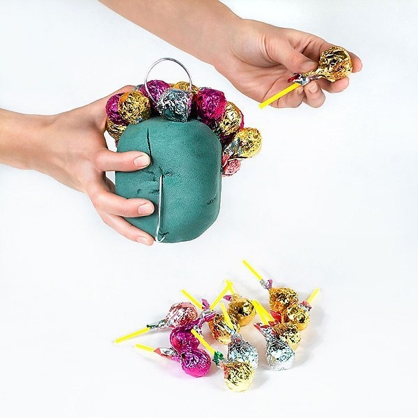 Новогодний шар из «Чупа-чупсов» Новогодний шар из «Чупа-чупсов»