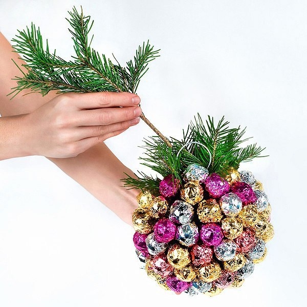 Новогодний шар из «Чупа-чупсов» Новогодний шар из «Чупа-чупсов»