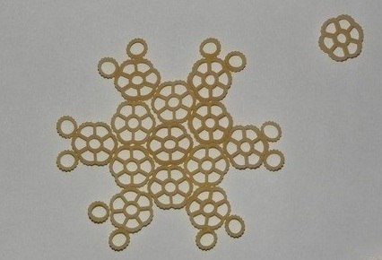 Снежинки из макарон (для тех, кто готов использовать продукты) Снежинки из макарон (для тех, кто готов использовать продукты)