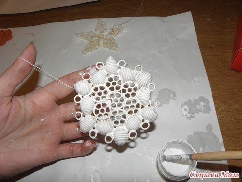 Снежинки из макарон (для тех, кто готов использовать продукты) Снежинки из макарон (для тех, кто готов использовать продукты)