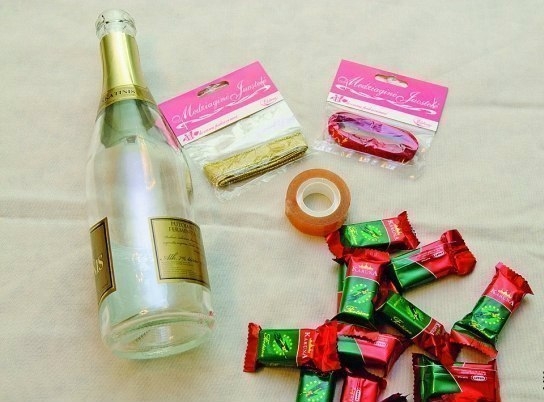 Конфетная елка из бутылки шампанского.