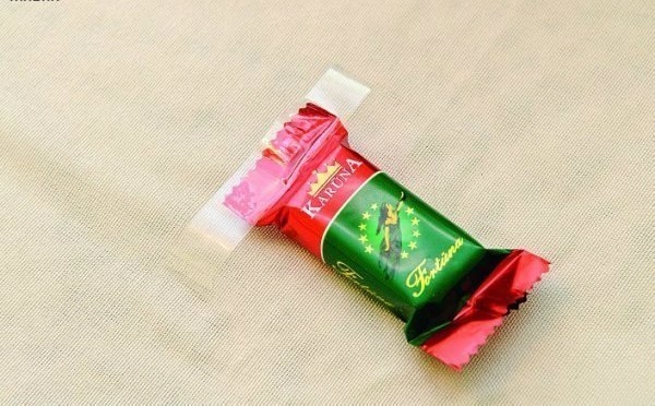 Конфетная елка из бутылки шампанского.