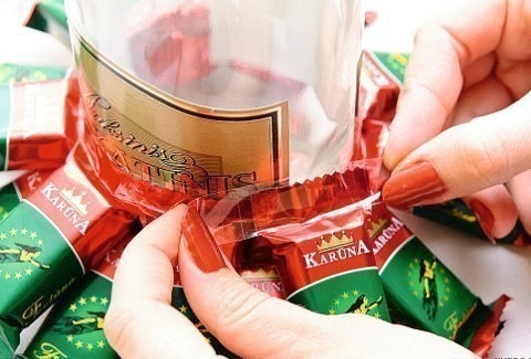 Конфетная елка из бутылки шампанского.