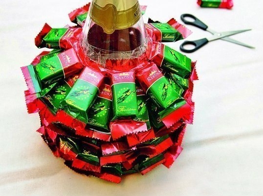 Конфетная елка из бутылки шампанского.