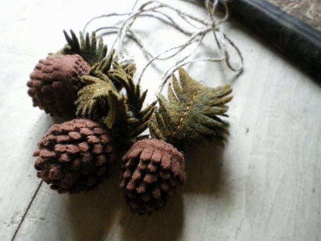 Шишки из фетра: два варианта исполнения.