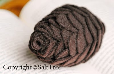 Шишки из фетра: два варианта исполнения.