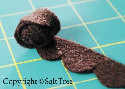 Шишки из фетра: два варианта исполнения.