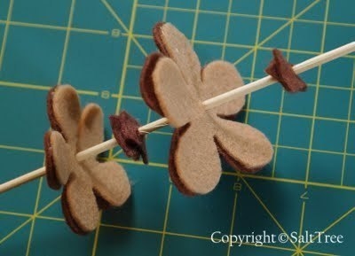 Шишки из фетра: два варианта исполнения.