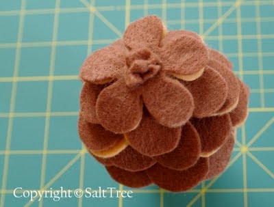 Шишки из фетра: два варианта исполнения.