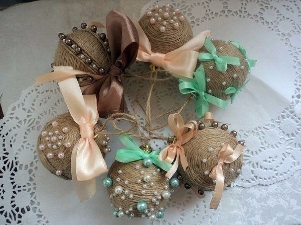 Декор новогодних шариков из шпагата. Идея для вдохновения.