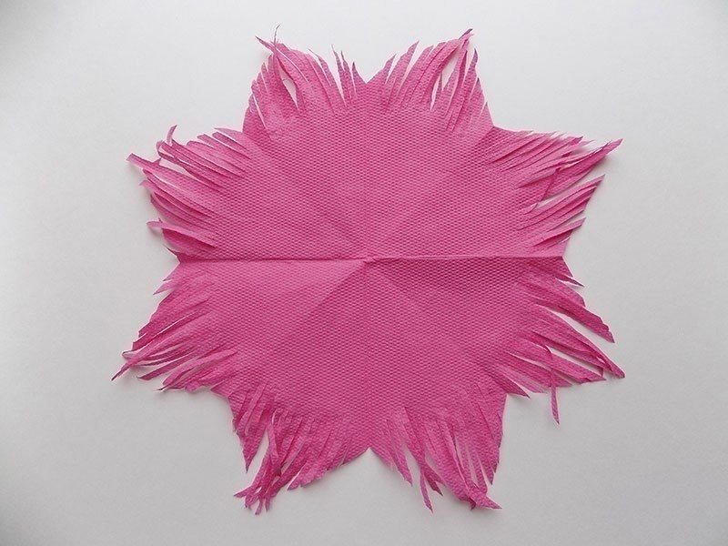 Пушистая снежинка из салфеток Пушистая снежинка из салфеток