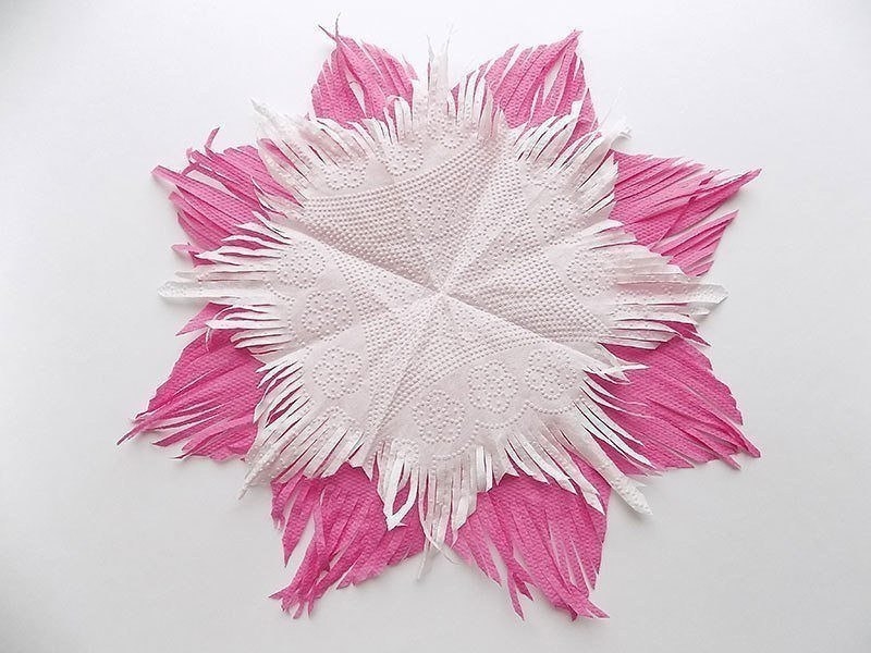Пушистая снежинка из салфеток Пушистая снежинка из салфеток