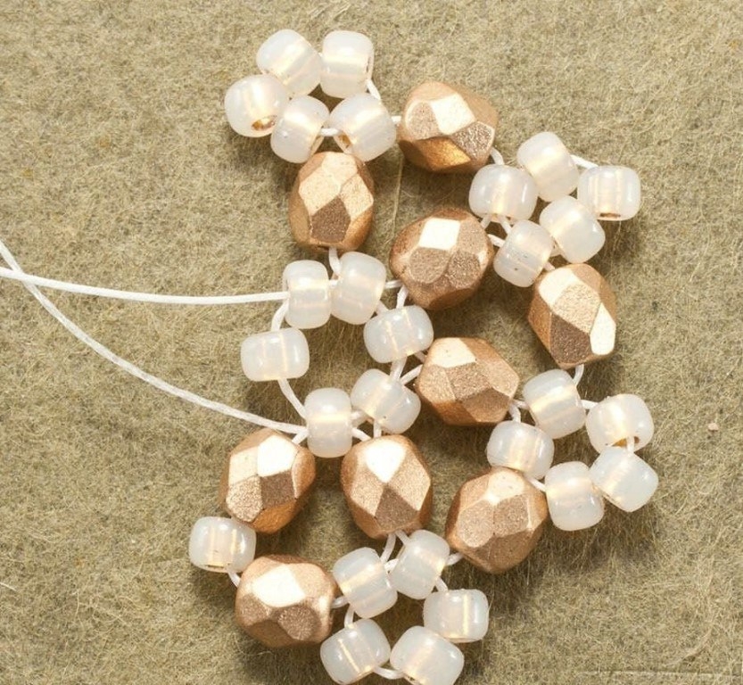 Серьги - снежинки из бисера