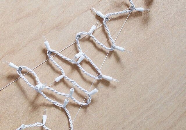 Создание ёлочки из гирлянды. Мастер-класс.