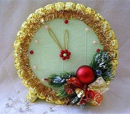 Новогодние часы из конфет. Идея для вдохновения.