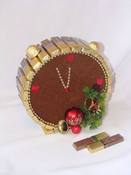 Новогодние часы из конфет. Идея для вдохновения.
