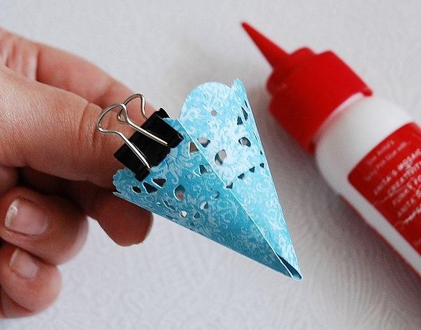 Ангелочек из бумаги на елочку