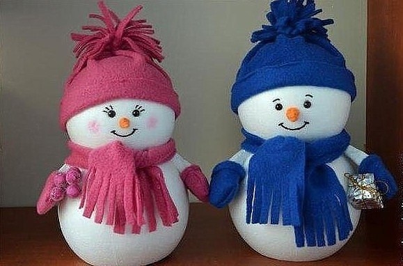 Снеговички из пенопластовых шариков.