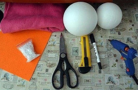 Снеговички из пенопластовых шариков.