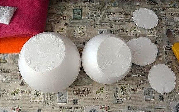 Снеговички из пенопластовых шариков.