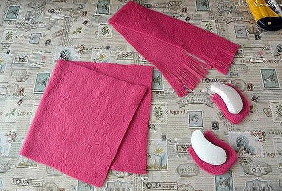 Снеговички из пенопластовых шариков.