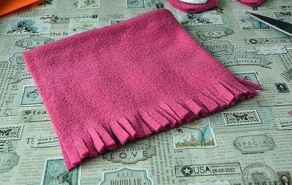 Снеговички из пенопластовых шариков.