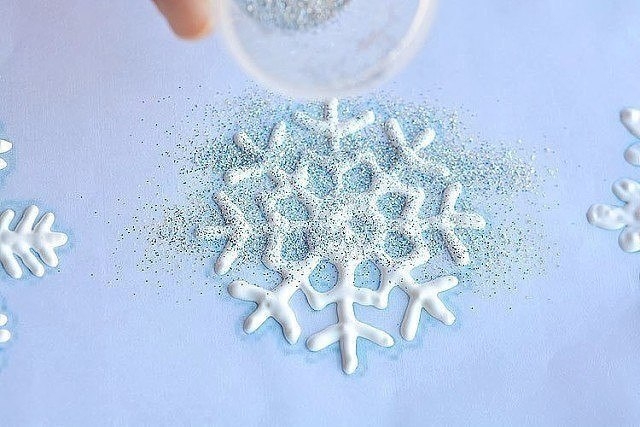 Как украсить окно на Новый год