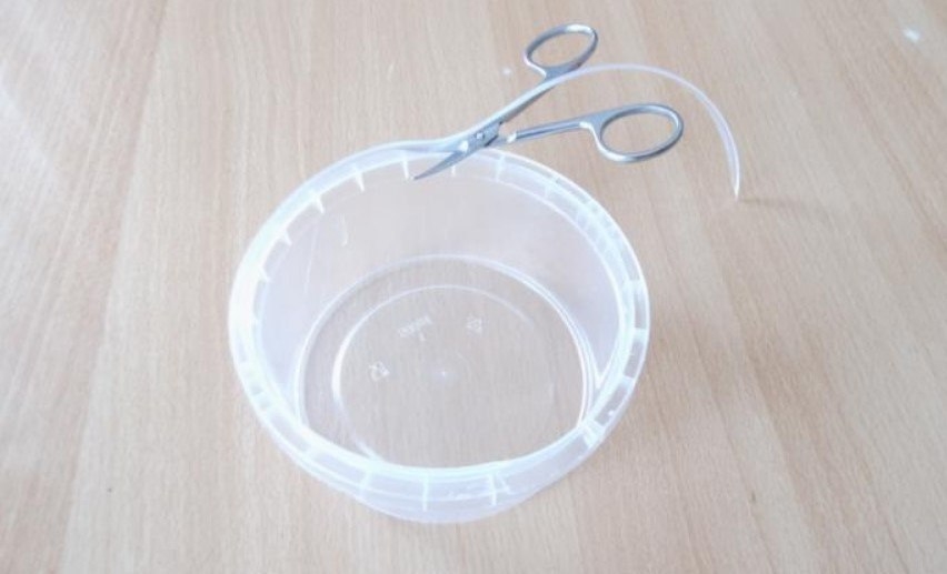 Превращаем пластиковую банку в корзиночку