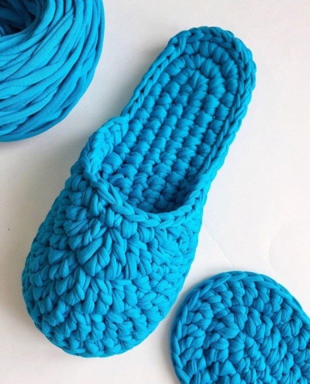 В копилку любителей вязания. Тапочки из трикотажной пряжи.