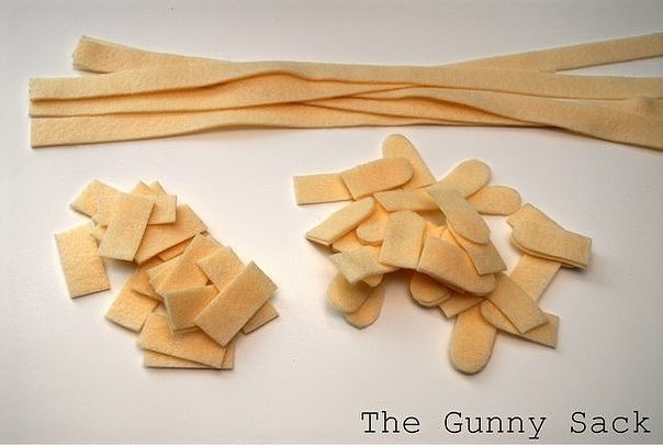 Подушка с объемными цветами.