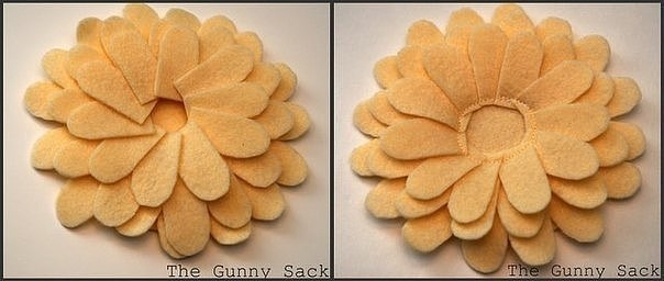 Подушка с объемными цветами.