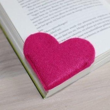 Закладочка для любимых книг в виде сердечка своими руками.