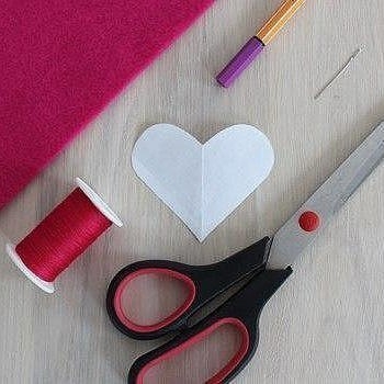 Закладочка для любимых книг в виде сердечка своими руками.