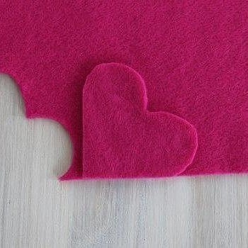 Закладочка для любимых книг в виде сердечка своими руками.