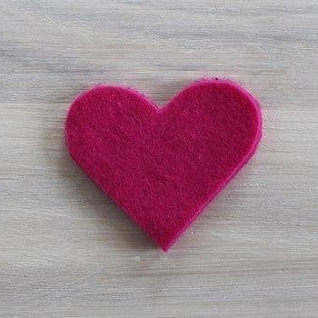 Закладочка для любимых книг в виде сердечка своими руками.