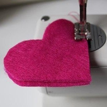 Закладочка для любимых книг в виде сердечка своими руками.