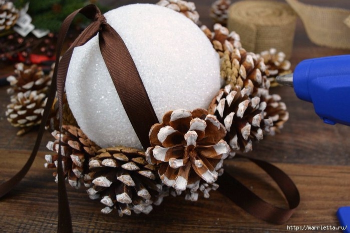 Шар из шишек. Красивая идея создания новогодней подвески для украшения интерьера
