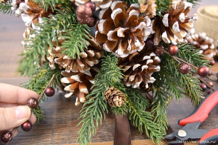 Шар из шишек. Красивая идея создания новогодней подвески для украшения интерьера