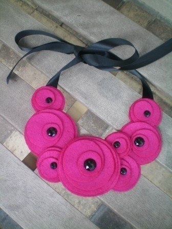 Оригинальные украшения из фетровых кружочков Оригинальные украшения из фетровых кружочков