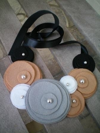 Оригинальные украшения из фетровых кружочков Оригинальные украшения из фетровых кружочков