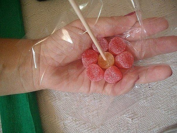 Интересная идея для маленького подарка: букет из мармеладок.