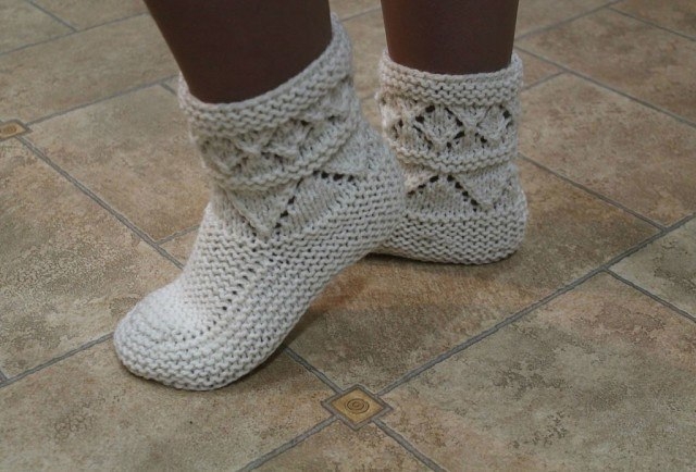 Сами вяжем ажурные тапочки